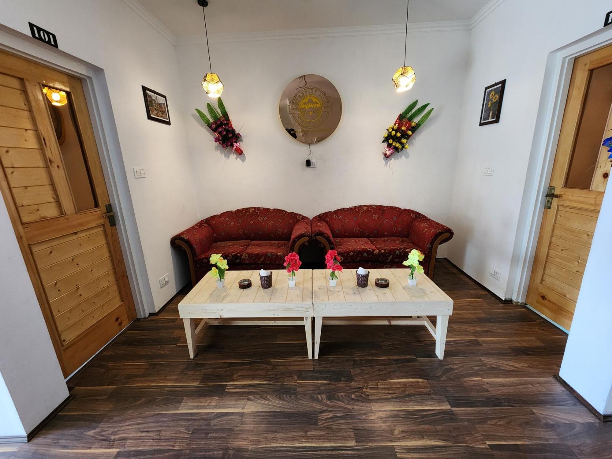 Serenity Inn Home Stay ศรีนาการ์ ภายนอก รูปภาพ