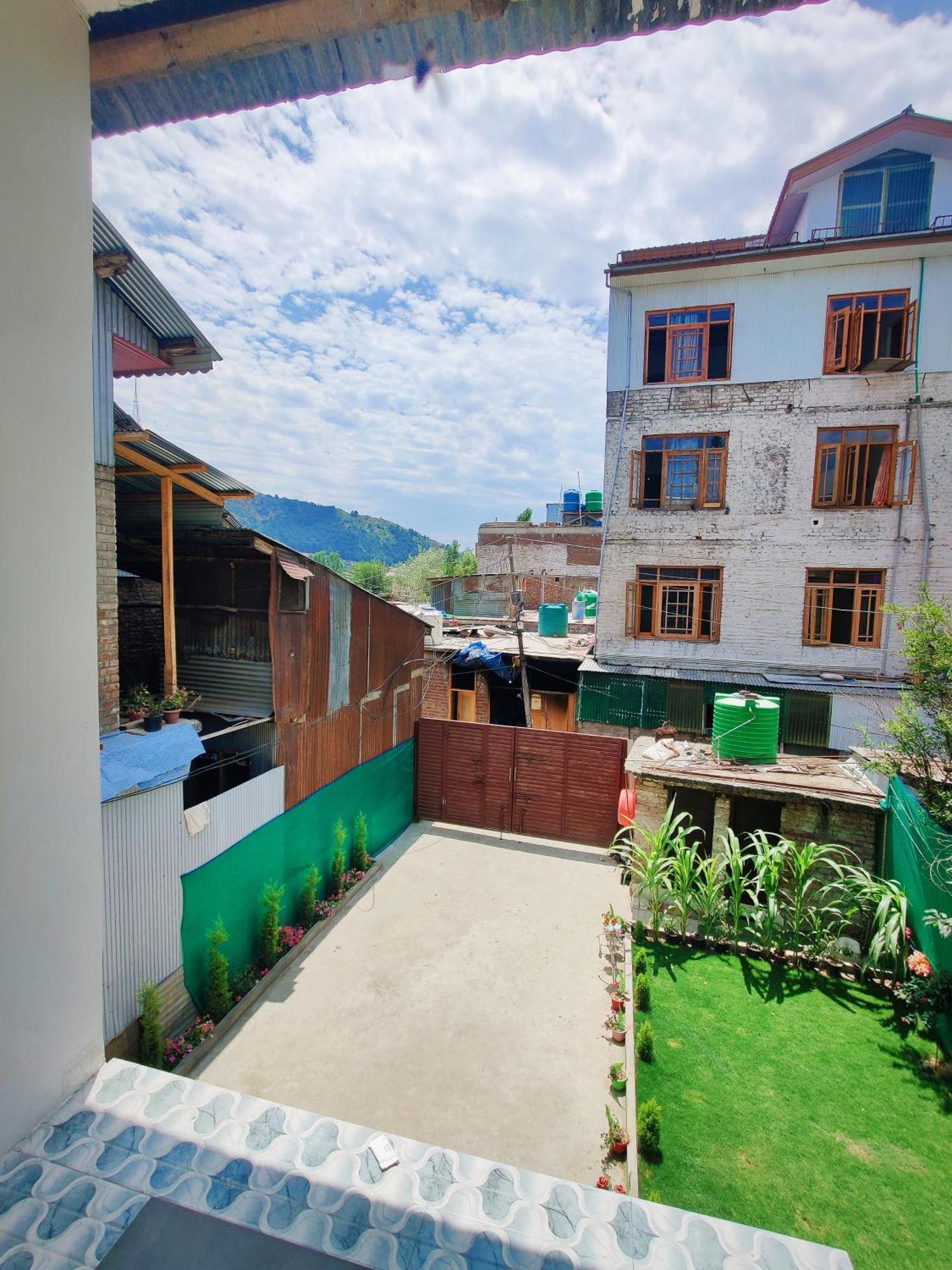 Serenity Inn Home Stay ศรีนาการ์ ภายนอก รูปภาพ